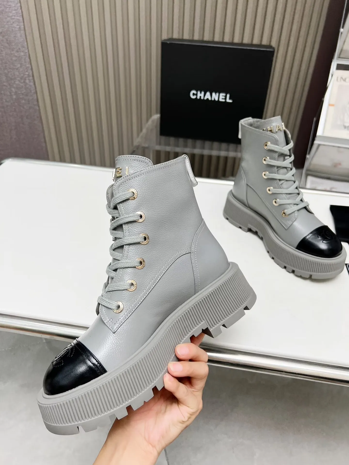 👟👟Ex-factory price 560👟👟 Autumn and winter new Chanel Chanel ankle boots original model opening✅ Strap design is super easy to put on and take off, the toe logo is electro-embroidered. The tongue is also the brand logo. Fabric: cow litchi pattern🐂 Inner/foot pad: cow lining. Use ultra-light rubber non-slip and wear-resistant outsole. Color: black, white, gray. Code number: 34-41 (34, 41) Need to be customized) Packaging: bag card